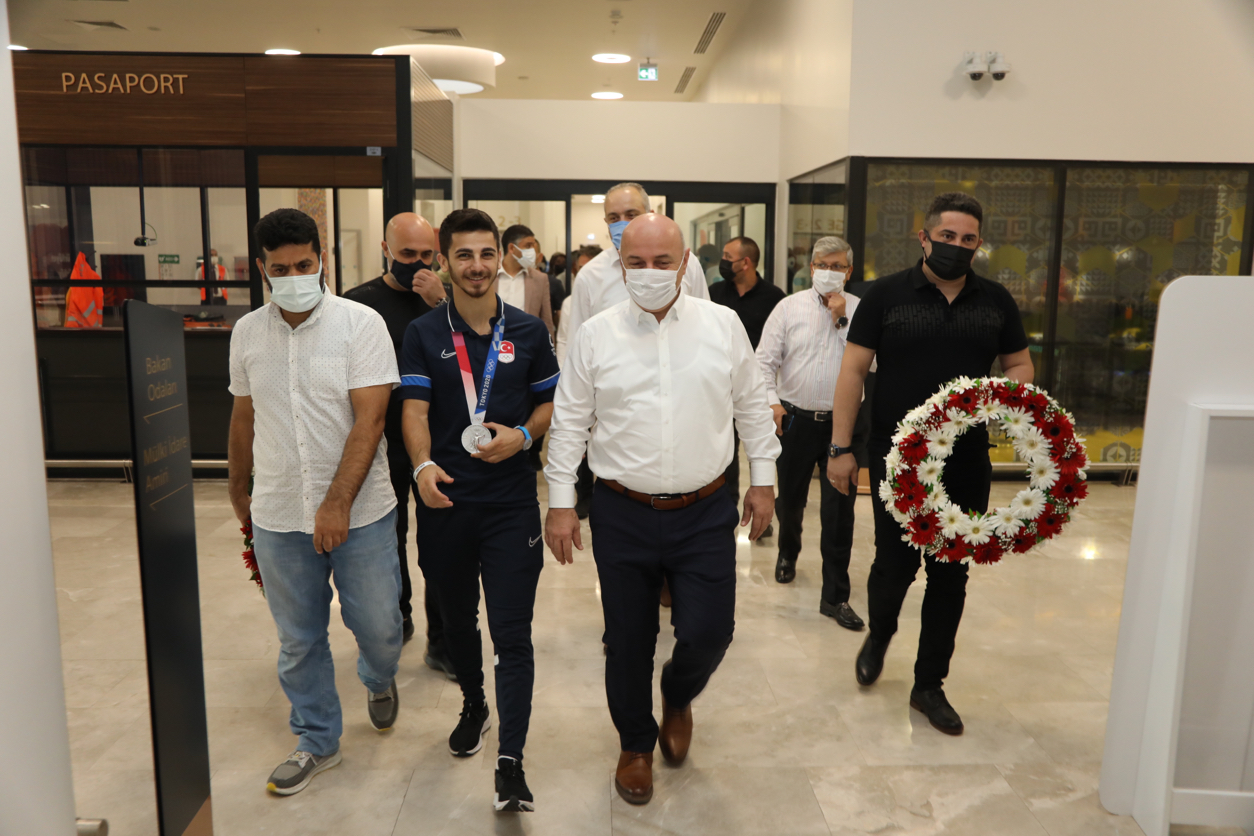 Darıca ailesi Şamdan’ı çiçeklerle karşıladı (1)