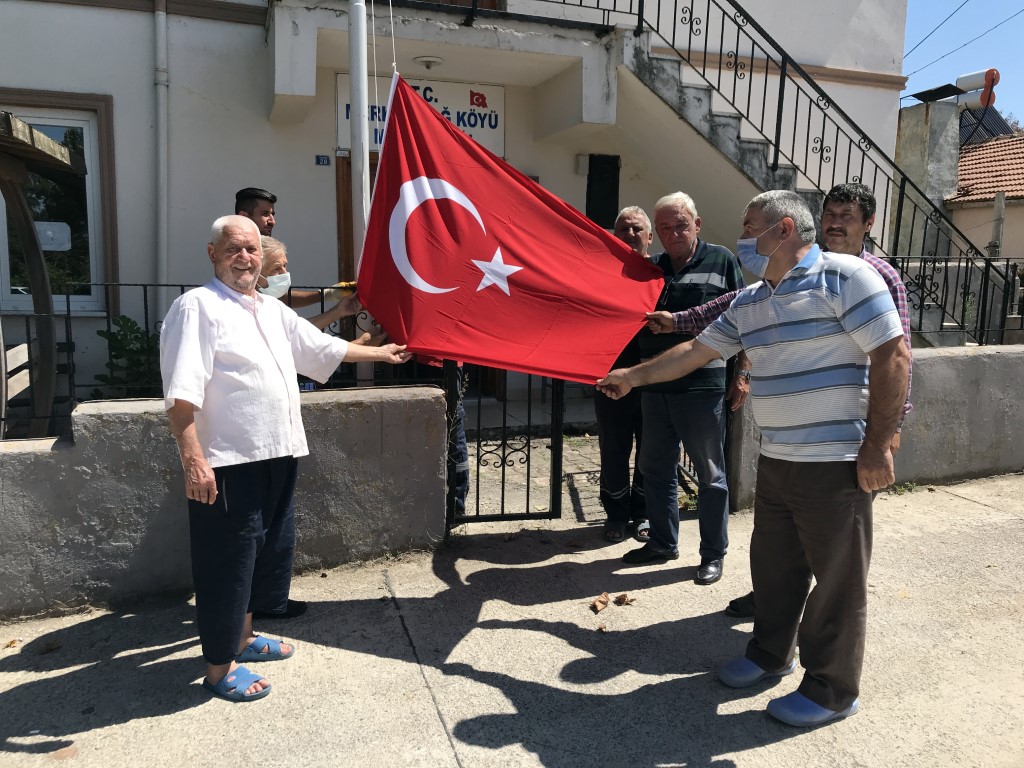 Vatandaş Türk Bayrağı istedi, Başkan Büyükakın yerine getirdi (3)