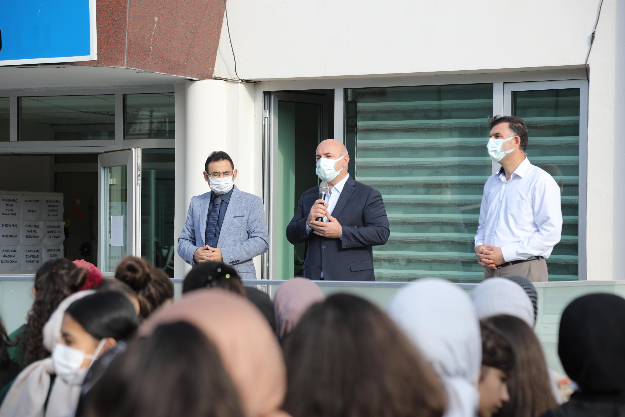 Başkan Bıyık, okulun ilk günü öğrencileri yalnız bırakmıyor (3)