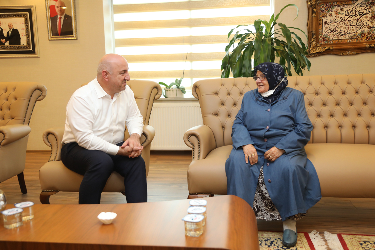 Bıyık ‘Kadriye teyzemiz herkese örnek olmalı’