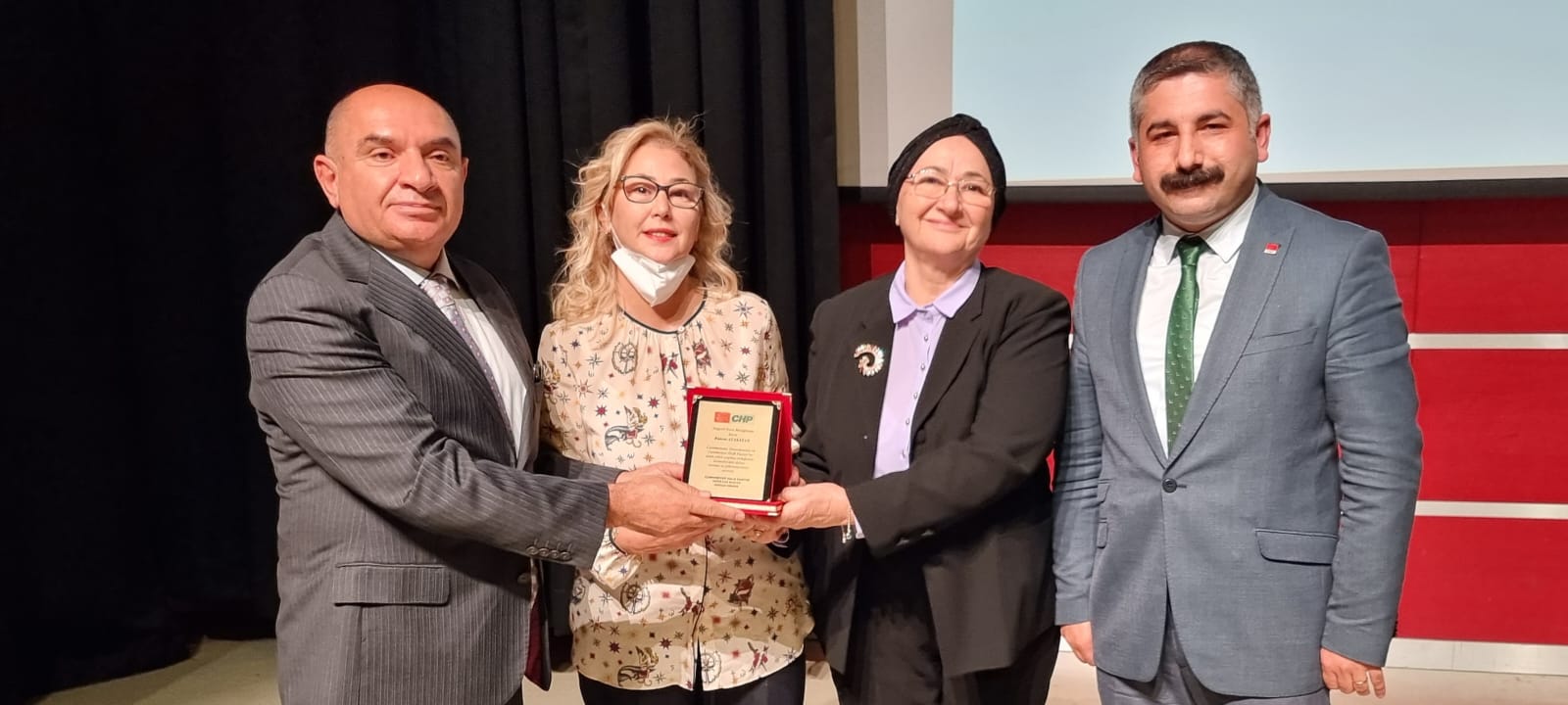 Yitirdiğimiz partililerimizin ailelerine plaket5