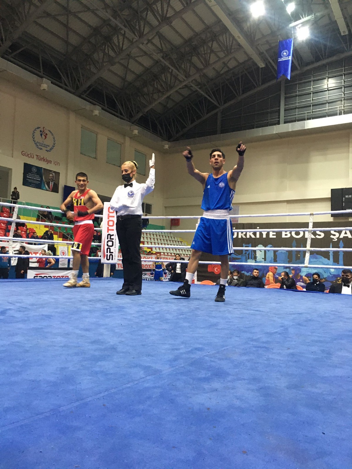 Başarılı eldivenler kürsünün zirvesinde 1