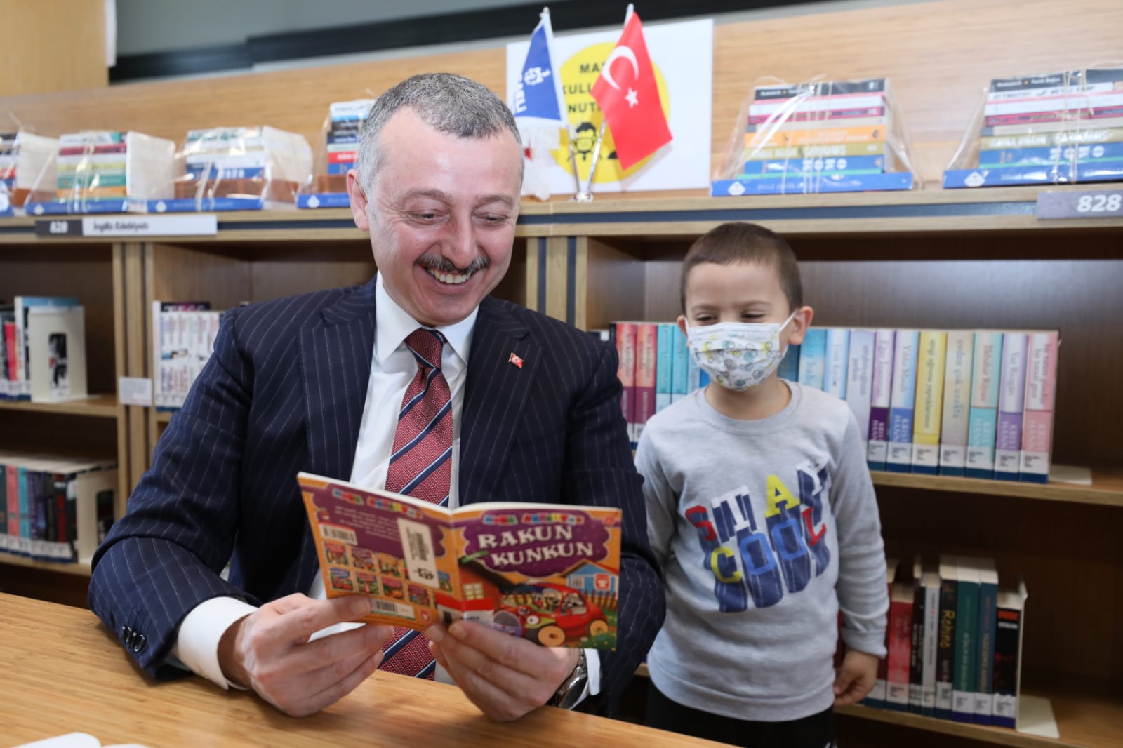 Başkan Kütüphanede.