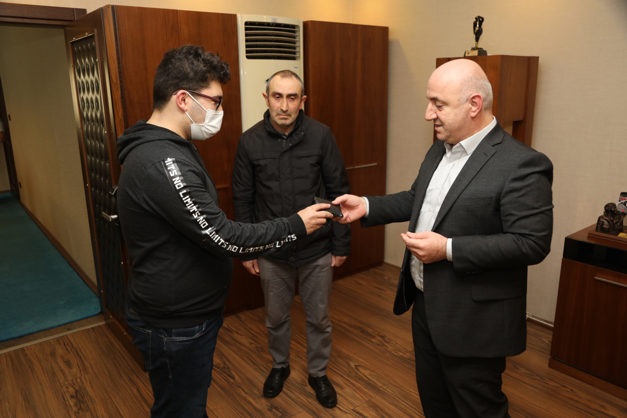 Belediye işçisi bulduğu parayı Başkan Bıyık’a teslim etti (1)