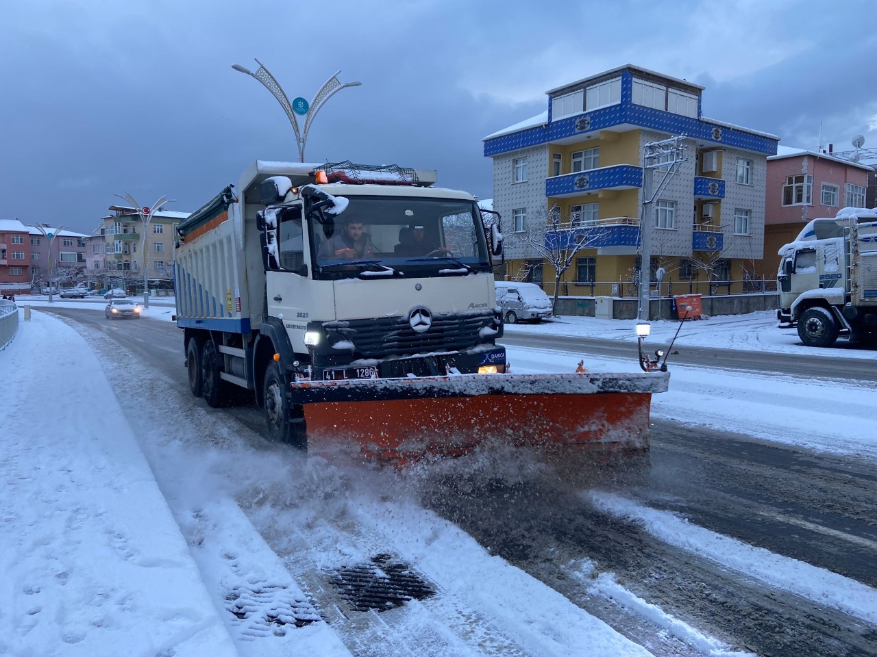 thumbnail_Darıca’da yollar kapanmasın diye yoğun mesai (9)