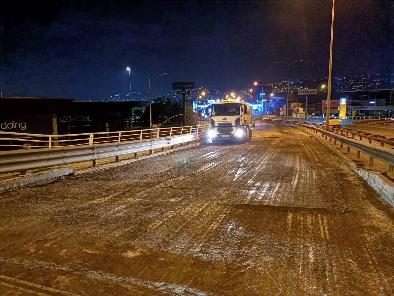 Gece yarısı asfalt serimi ile trafik aksatılmadı (1)