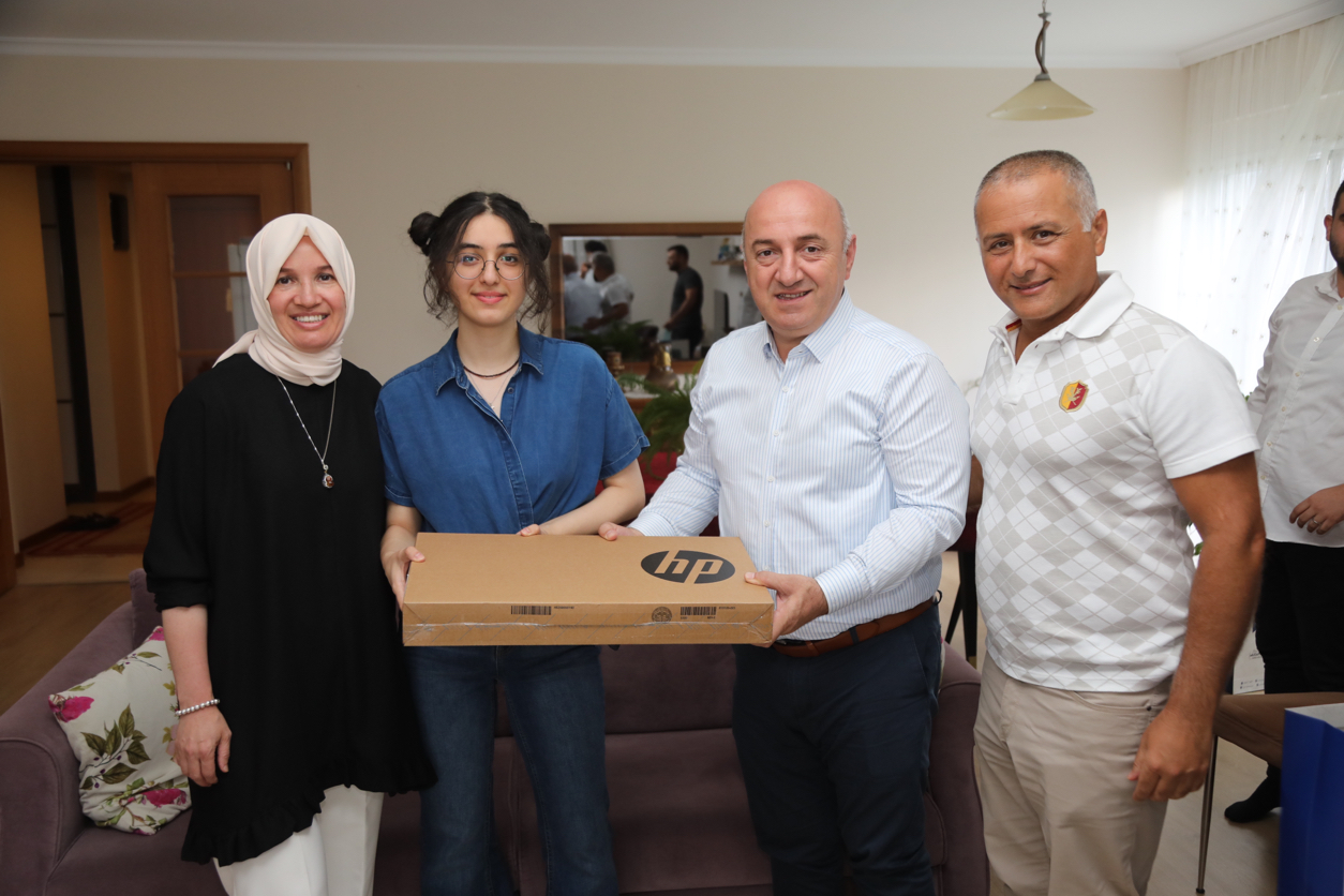 Başkan Bıyık, başarıyı ödüllendirdi (2)