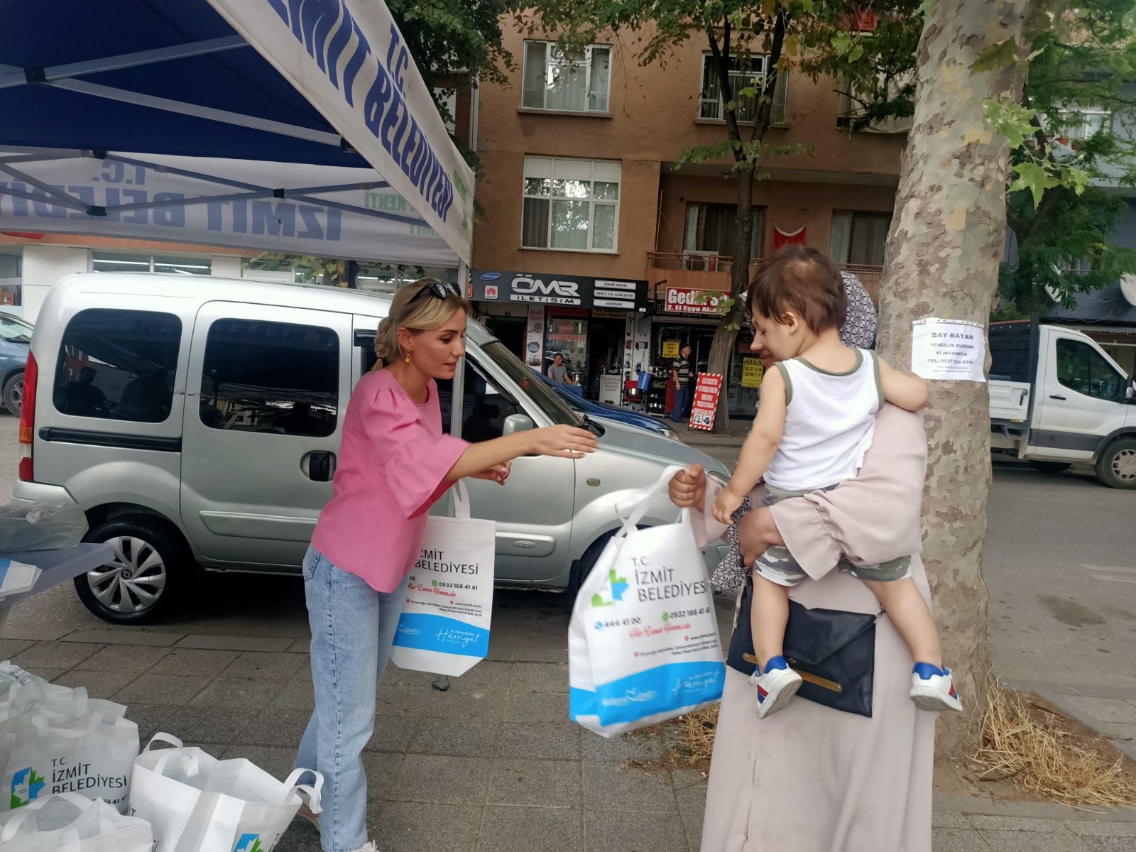 İzmit Belediyesi hasat edilen sebzeleri vatandaşlarla buluşturmaya devam ediyor (4)