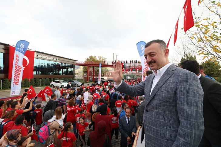 Başkan Tahir Büyükakın ve koşucular