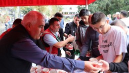 İzmit Belediyesi kandil nedeniyle halka helva dağıttı