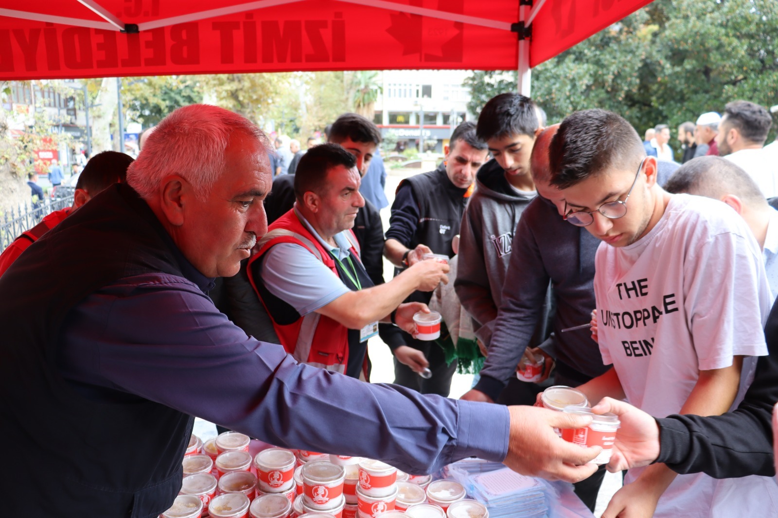İzmit Belediyesi Mevlid Kandili münasebetiyle vatandaşlara helva dağıttı (1)