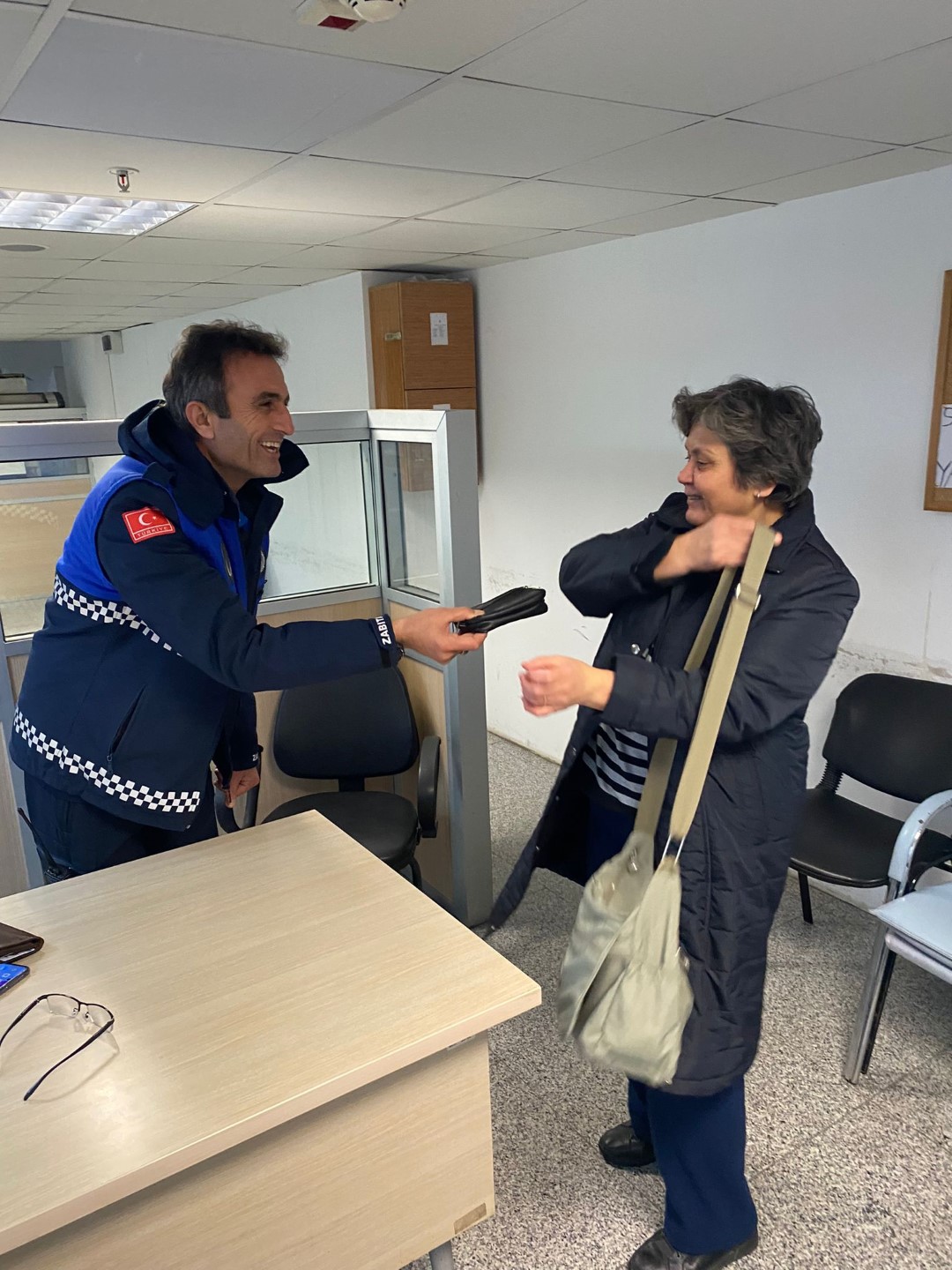 Büyükşehir zabıtası kayıp cüzdanı sahibine ulaştırdı (2) (Large)