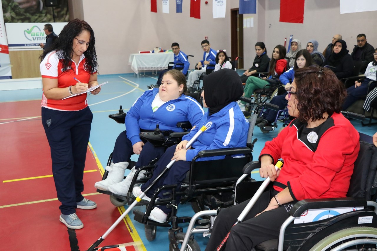 thumbnail_Büyükşehir'den öğrencilere finaller öncesi moral konseri (3) (Large)