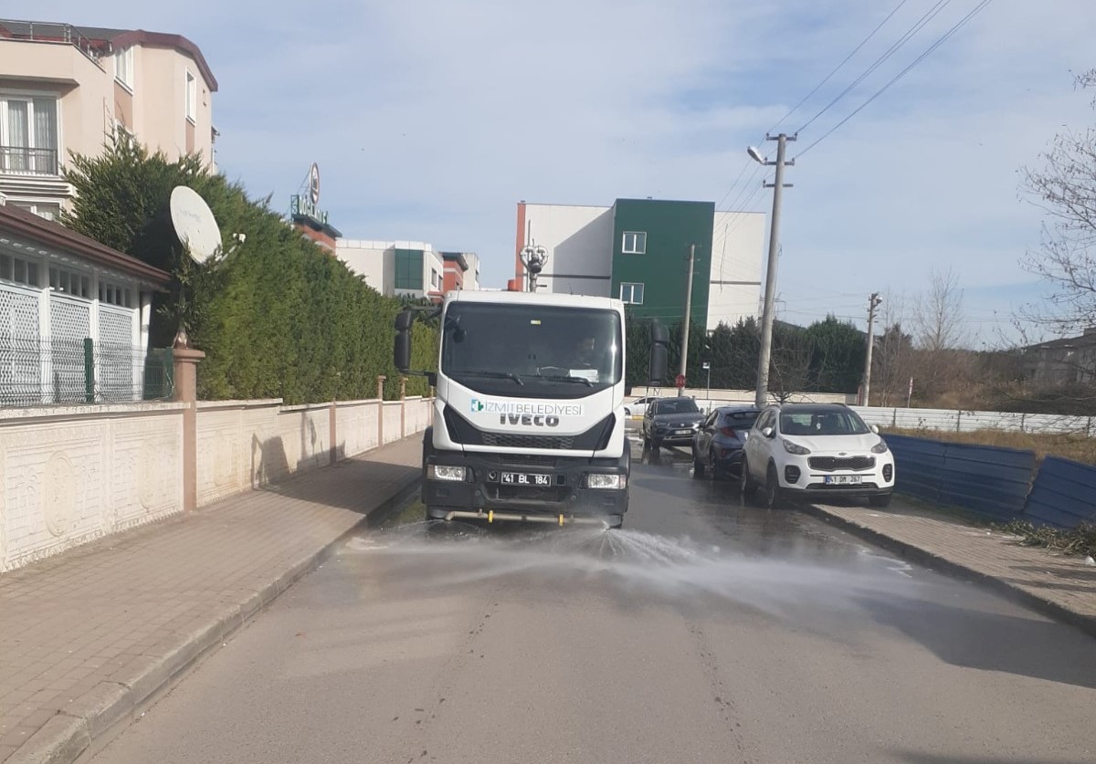 İzmit Belediyesi kenti tertemiz hale getiriyor (3)