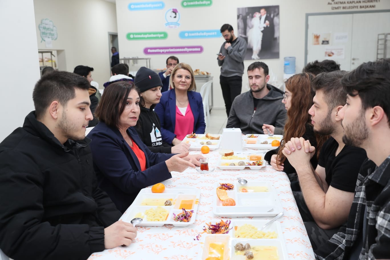 Kılıçdaroğlu, Anne Eli projesinden yararlanan gençlerin sofrasına konuk oldu (4)
