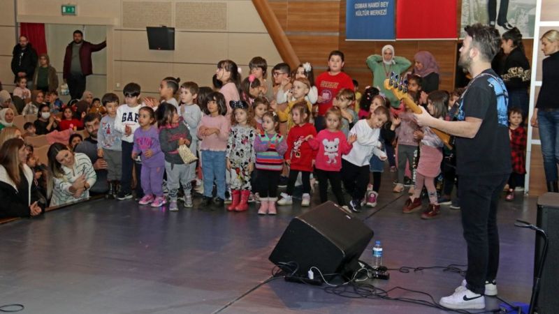 gebzede-cocuklar-onur-erol-konseri-ile-costu-13-large-1674630810