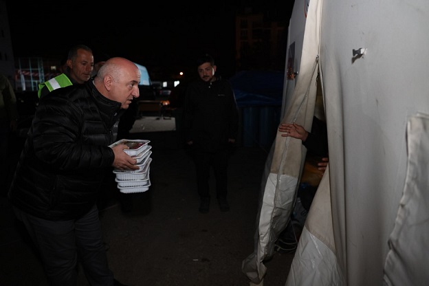 thumbnail_Başkan Bıyık ilk sahuru depremzedelerle yaptı (7)