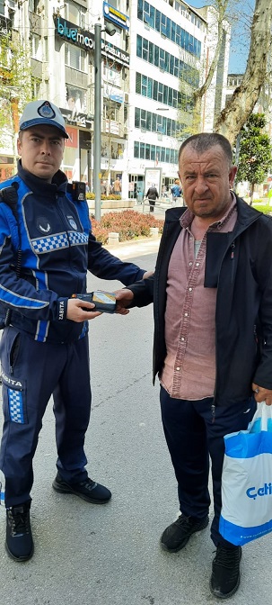 Düşürülen cüzdan ve telefon sahiplerine ulaştırıldı (1) (Large)