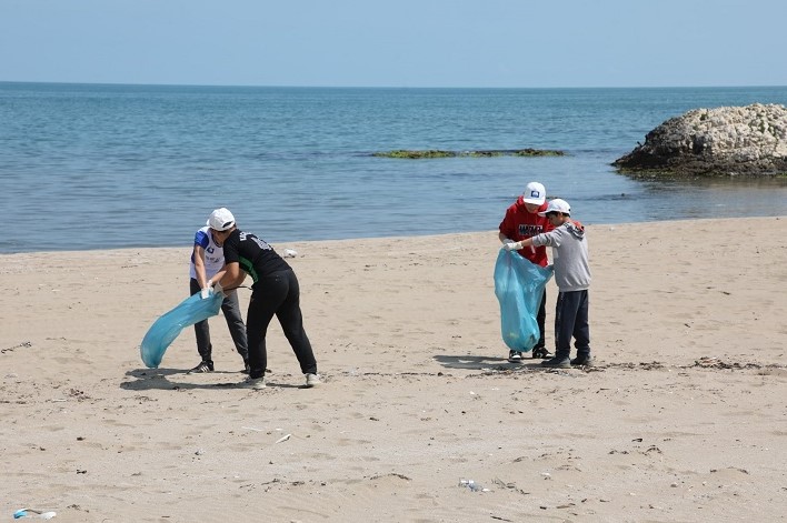 Kirletilen plaj temizlendi