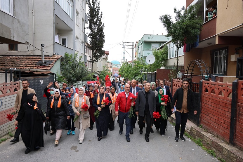 thumbnail_Başkan Bıyık, sokak sokak karanfil dağıttı (6)