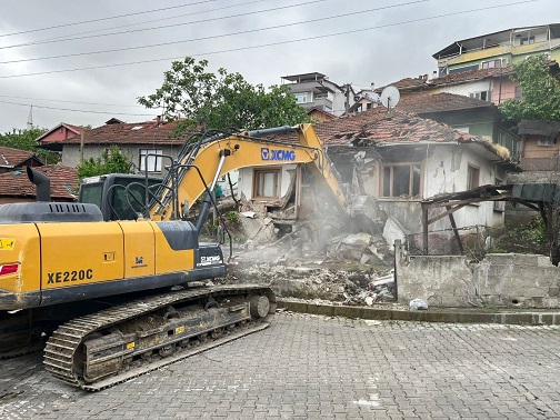 thumbnail_Hasarlı ve metruk yapıların yıkımı devam ediyor (1) (Large)