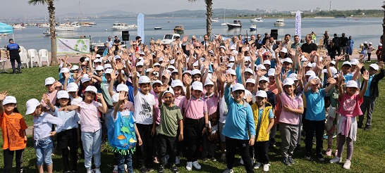 thumbnail_Başkan Bıyık, öğrencilerle denizi temizledi (5)