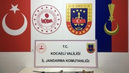 Jandarma, Dilovası’nda iki kişide silah ele geçirdi