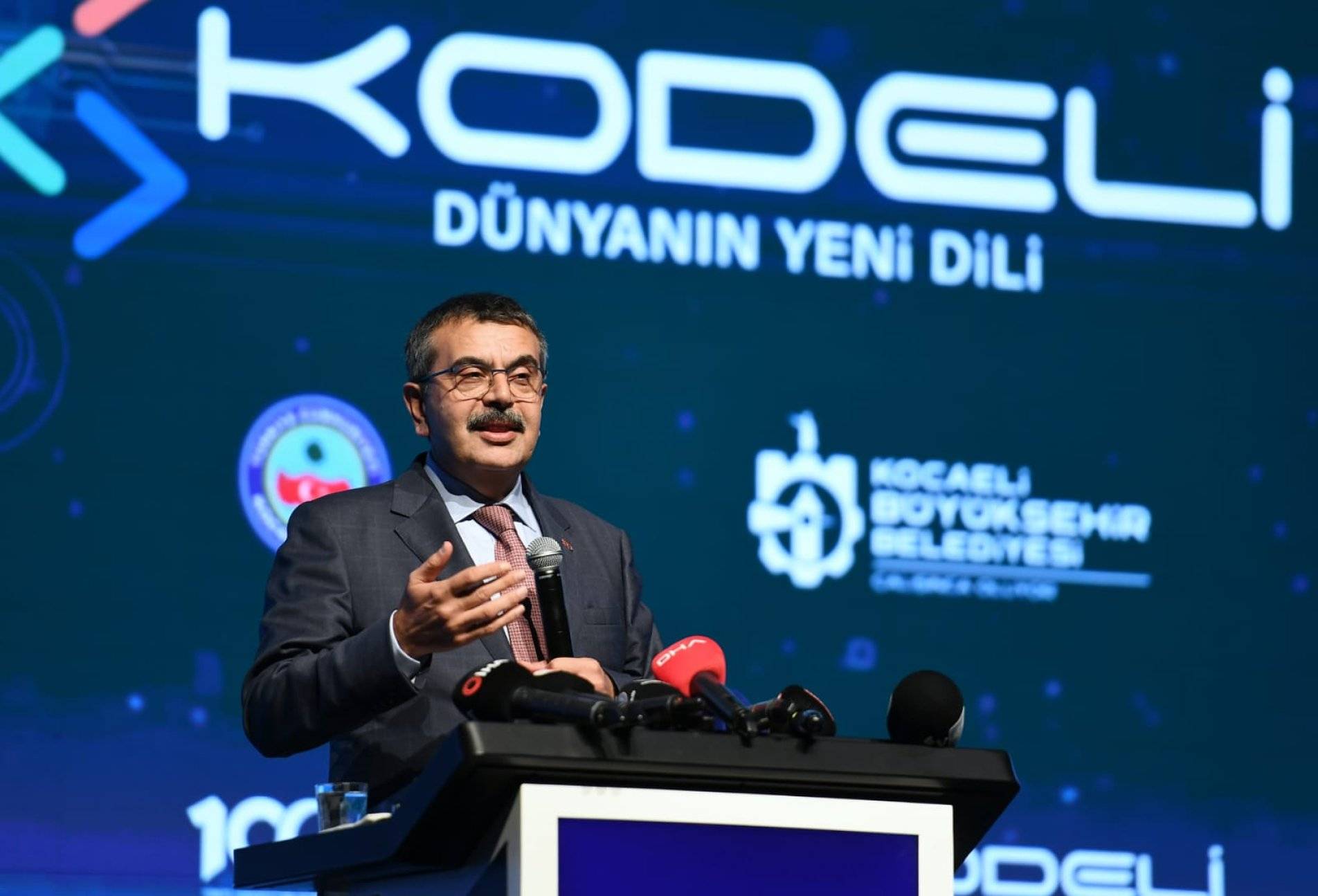 ‘Okullara akıllı tahtaları kurduk, işimiz bitti