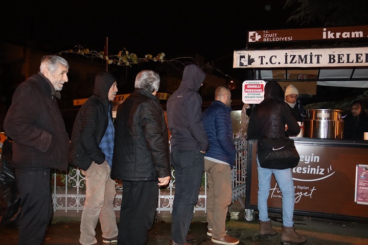 İzmit Belediyesinin sıcak çorba hizmeti vatandaşların içini ısıtıyor (2)
