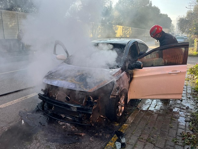 Alev alan otomobili Büyükşehir itfaiyesi söndürdü (2) (Large)
