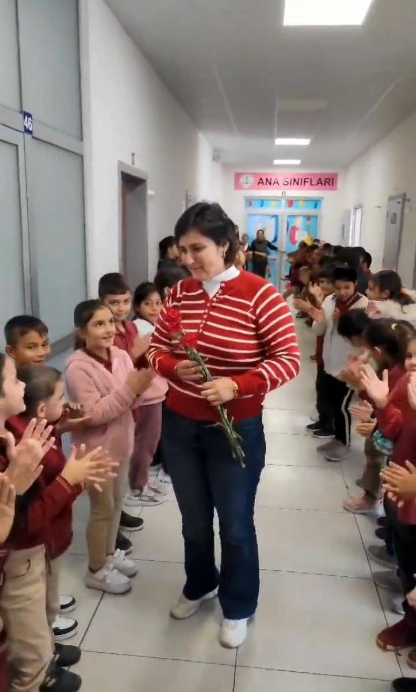 Antalya’da İyileşen Öğretmen, Öğrencileriyle Kucaklaştı