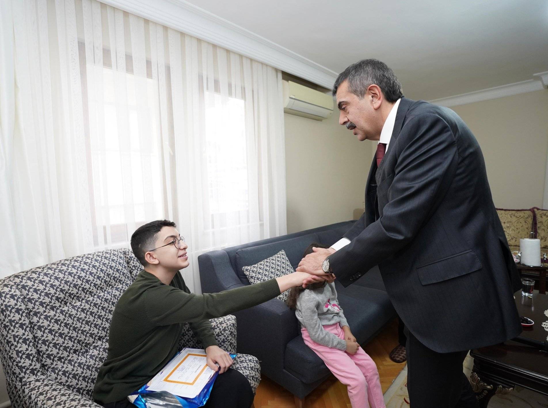 Bakan Tekin Evde Eğitim Alan Depremzede Öğrenciye Karne Verdi