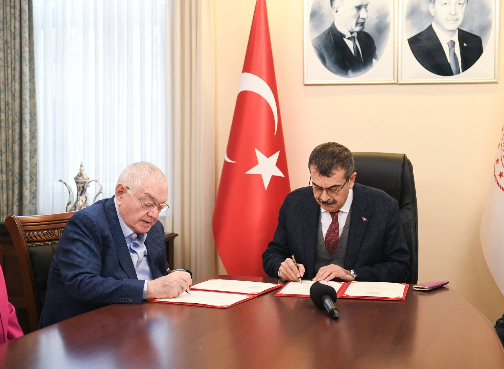 Eğitime 300 Milyon Lira Bağış