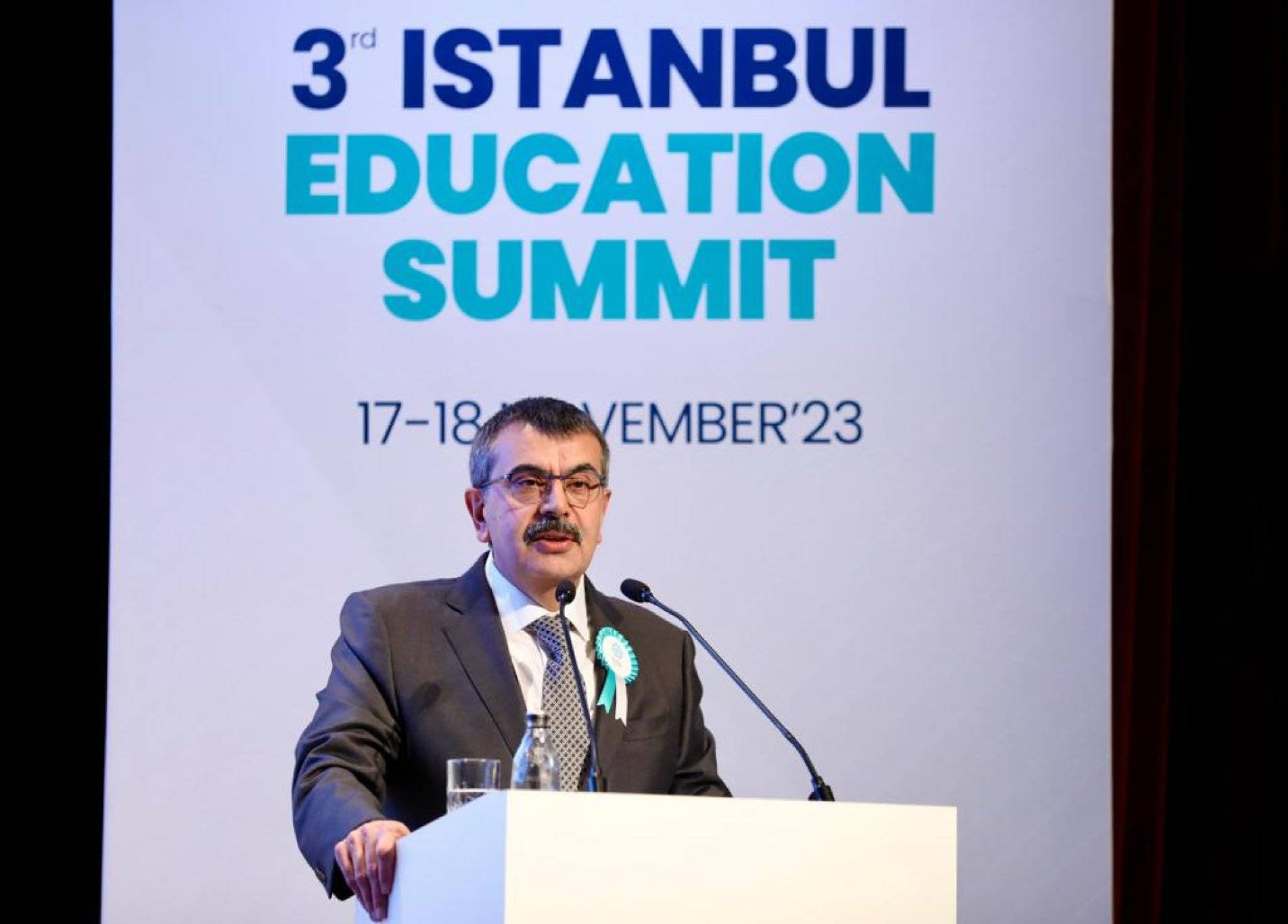 Pazartesi Okullarda Şehitlerimiz İçin 1 Dk Saygı Duruşunda Bulunulacak