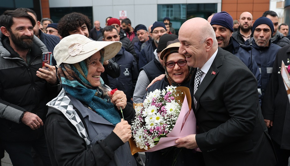 İşçiler, Başkan Bıyık’ı çiçeklerle karşıladı (10)