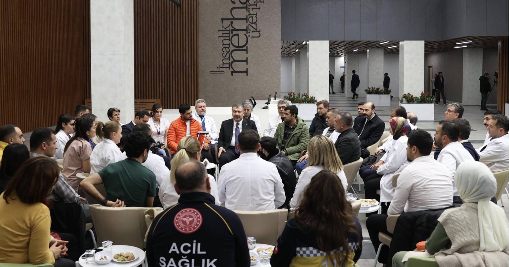 Sağlık Bakanı Fahrettin Koca, Depremlerde Kurtarılan Afetzedelerle Buluştu