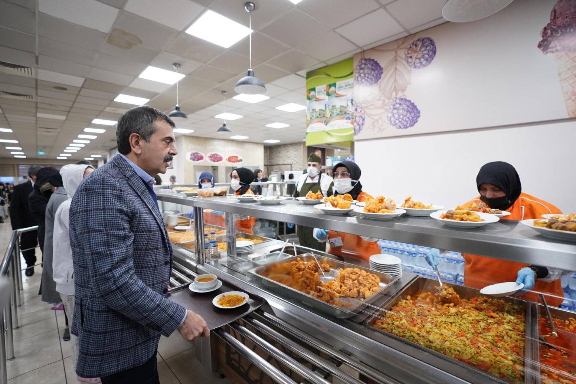 Bakan Yusuf Tekin, Öğrencilerle Yemek Sırasına Girdi !