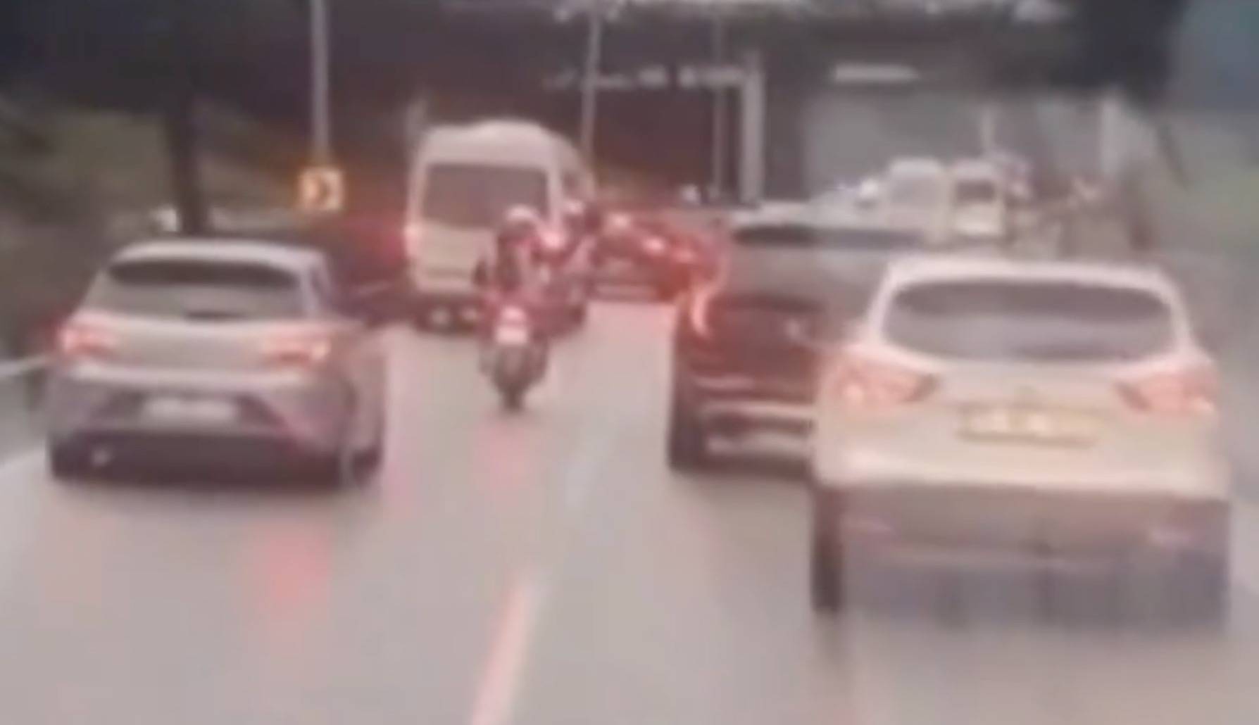 Bursa’da Motosiklet Sürücülere Ambulansa Nasıl Yol Açılır Gösterdi !