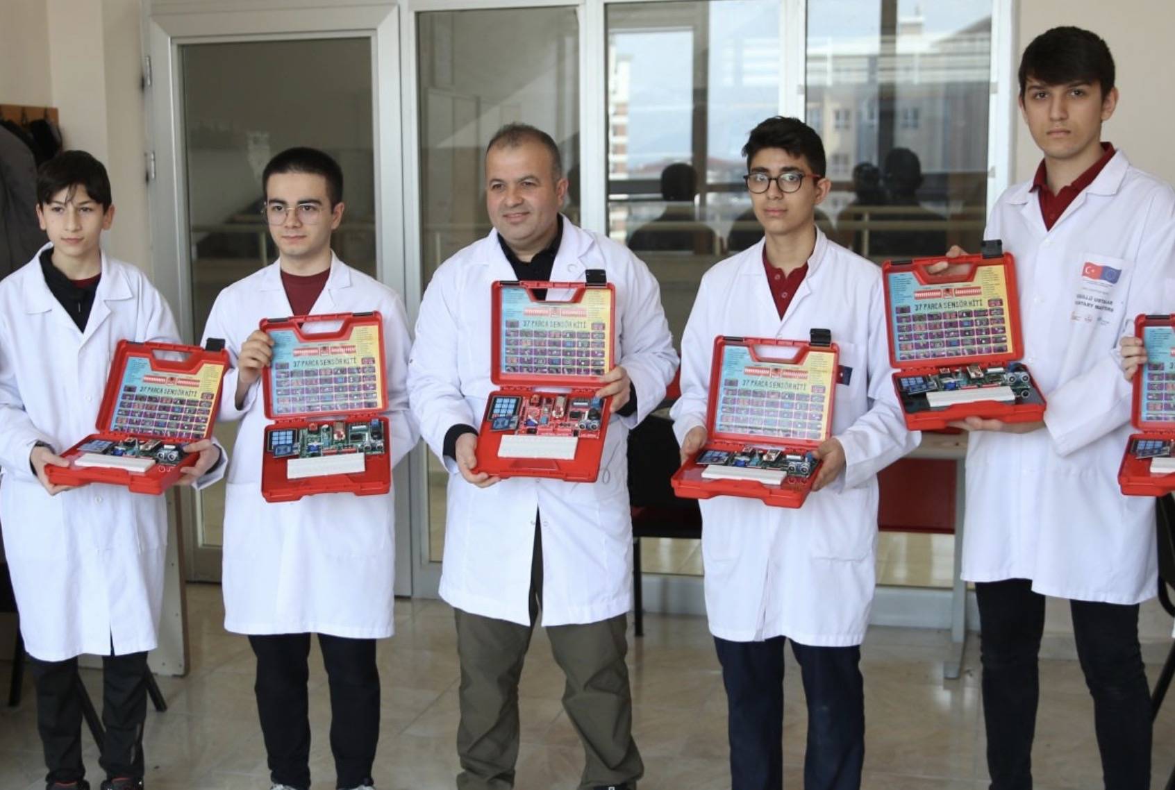 Meslek Lisesi Öğrencileri Kodlama Seti Üretimiyle Okula Gelir Sağlıyor