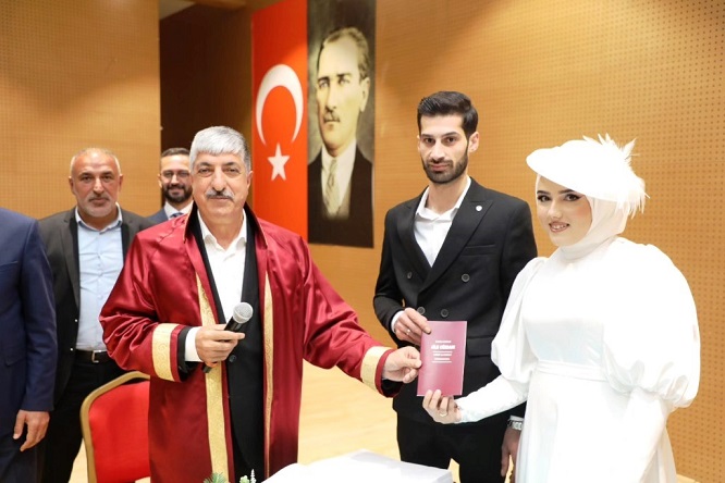 thumbnail_Başkan Ömeroğlu ilk resmi nikahı kıydı (4)