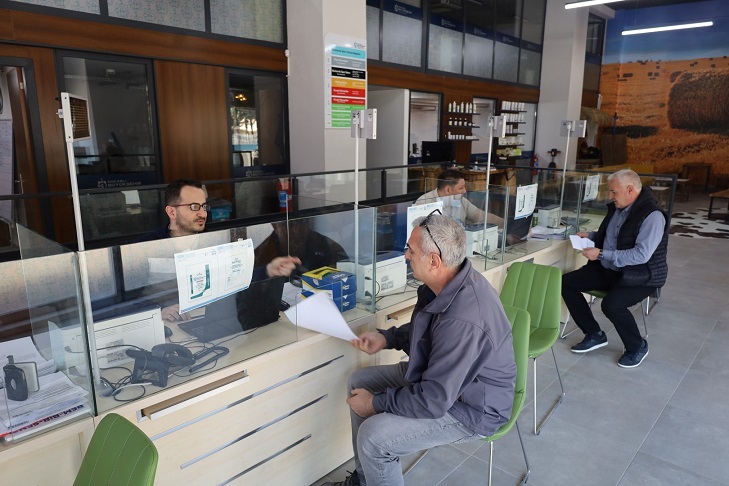 thumbnail_Büyükşehir'in karpuz tohumu üreticilere teslim ediliyor (3)