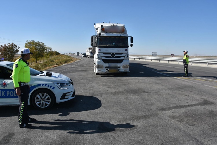 D-100-KARAYOLU-KAMYON-CEKICI-VE-TANKER-CINSI-ARACLARA-24-SAAT-KAPALI-OLACAK-1