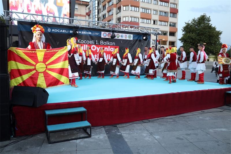 thumbnail_Kocaeli_1._Balkan_Halk_Oyunları_Festivali_başladı_(25)_(Large)_800_600