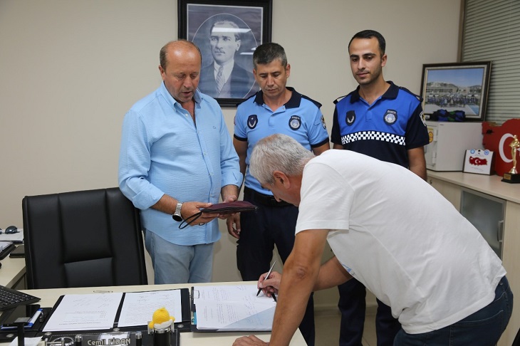 Büyükşehir Zabıtası kayıp çantayı sahibine ulaştırdı (1)