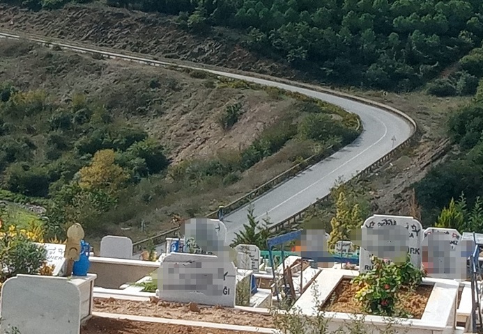 Pelitli mezarlık yolu kapalı