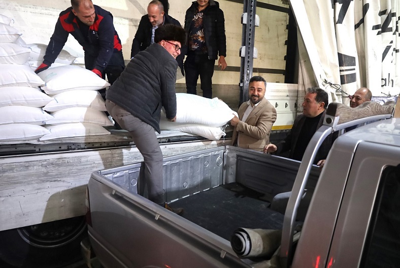 thumbnail_Büyükşehir'den 169 ton arı yemi desteği (6)