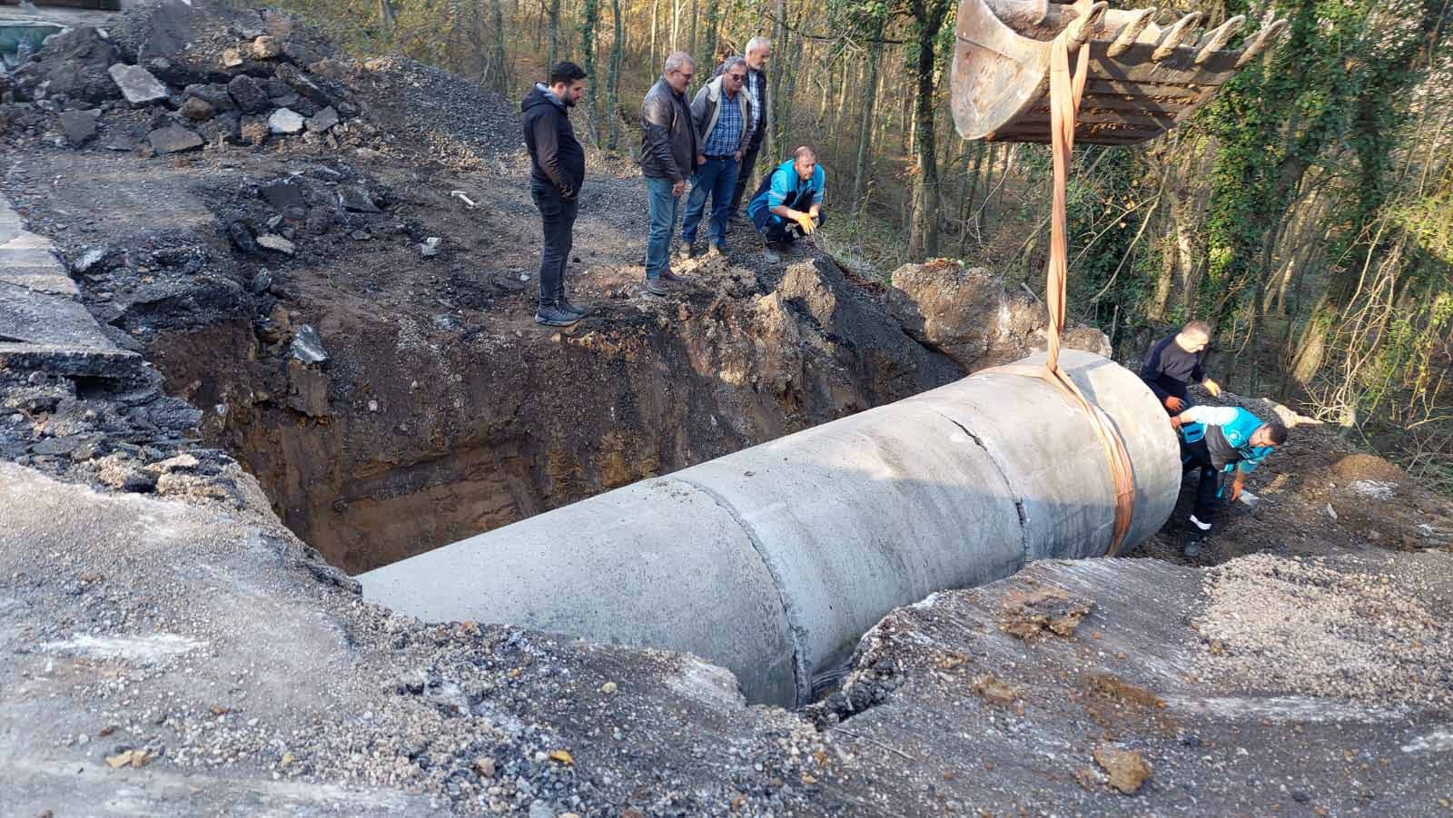 Büyükşehir'den çöken yola anında müdahale (5)