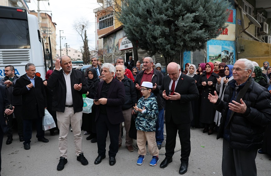 thumbnail_Başkan Bıyık, umre yolcularını uğurladı (2)