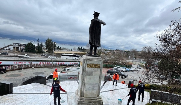 thumbnail_Büyükşehir, Atatürk Heykeli'nin temizliğini yaptı (2)