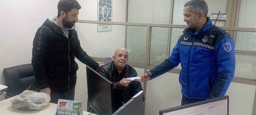 thumbnail_Vatandaşın düşürdüğü parayı zabıta buldu (3)